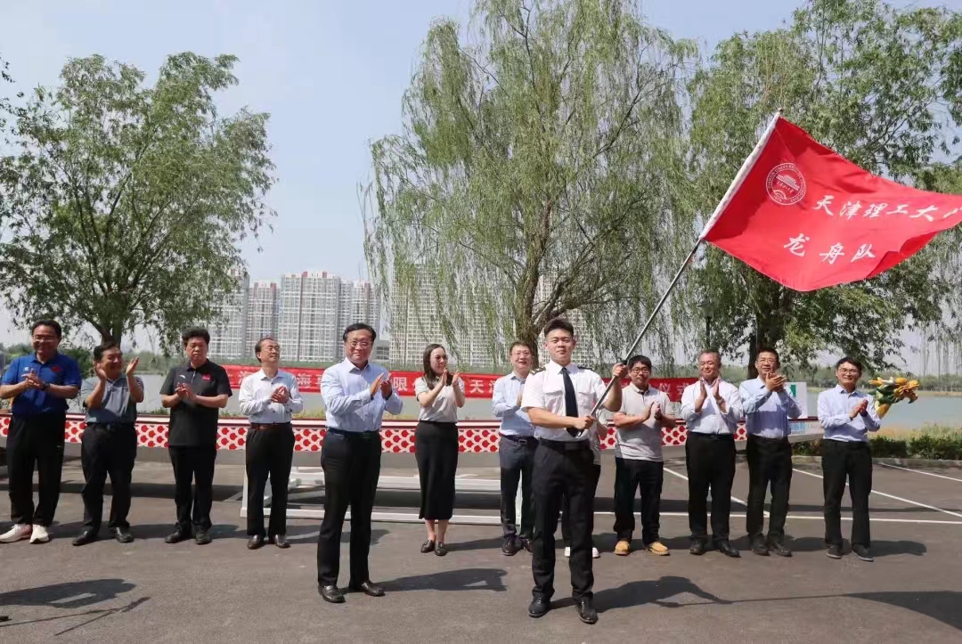 上海森海海事服務有限公司向我校捐贈龍舟